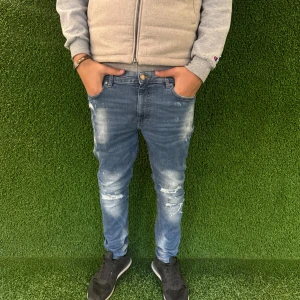 Slim jeans M - Slim jeans med snygga slitningar 