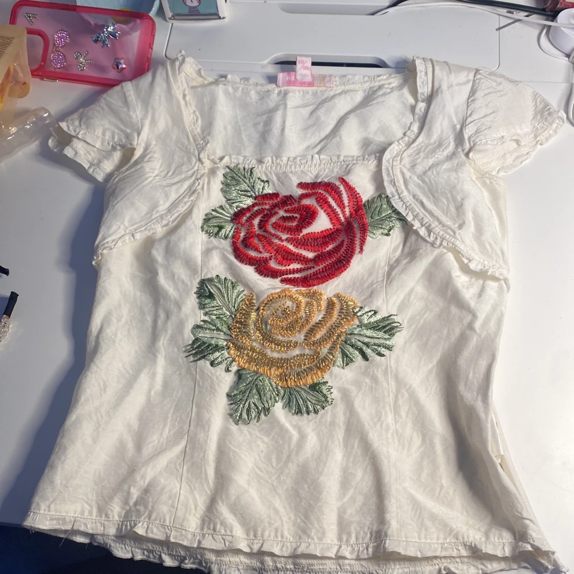 Vit blus med broderade rosor från Moiselle