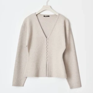 Beige kofta från Gina Tricot - Säljer min beiga kofta från Gina Tricot i storlek xs, som endast är testad. Säljer den för original pris då den är nästan slutsåld online