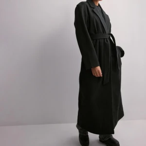 Svart kappa med bälte - Säljer min kappa från Nelly (märket Only) som jag använt kanske 3 gånger. Säljes då jag tyckte var för lång för mig och nypris var 799kr. 