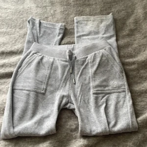 Juicy couture byxor - Använda 2 gånger men lite smutsiga vid hälarna (sista bilden) 💛 öppen för prisförslag! Köp gärna genom köp nu