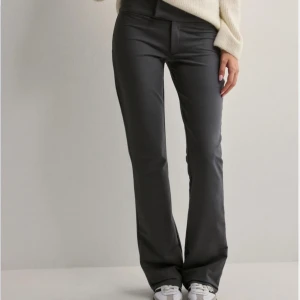 Grå kostymbyxor - Säljer dessa gråa kostymbyxorna från nelly 🩶 Använda 1 gång