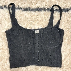 corset topp - snygg svart korsett topp med spetsdetaljer och hakknäppning framtill💕