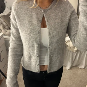 Stickad kofta  - Denna är aldrig använd ifrån Gina jätte gosig kofta🩷