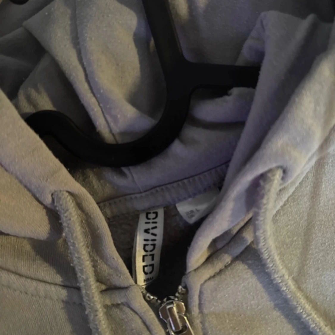 Ljuslila hoodie från Divided - 3