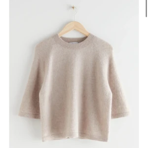 Beige tröja från & Other Stories - Säljer populär beige tröja från & Other Stories! Pris kan diskuteras, inga tecken på användning! ❤️💕