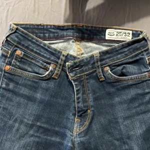 Blå skinny jeans från Crocker - Snygga blå skinny jeans från Crocker med klassisk femficksdesign och kontrasterande sömmar. 