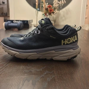 Hoka skor, Färg: lilla och grön - Hoka skor, Bra pris inget är sönder på det är i ett nytt skick och ser ut som helt nya, inga fläckar på skorna. Jag köpte skorna för 2100 och säljer det för 1000, Diskutera Pris kan man göra:)