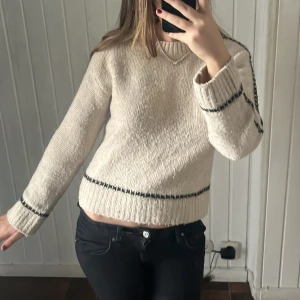 Stickad tröja med kryss - säljer min stickade tröja med kryss på, den är barnstorlek men passar mig som brukar ha S bra. Tröjan är i mycket bra skick och är använd ca 7 gånger