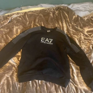 Tröja Emporio Armani - Hej, Jag säljer denna otroligt snygga Armani tröja för att den inte passar mig längre men den har en väldigt Cool design och är väldigt varm, Prist är inte hugget i sten!! Skick 8/10