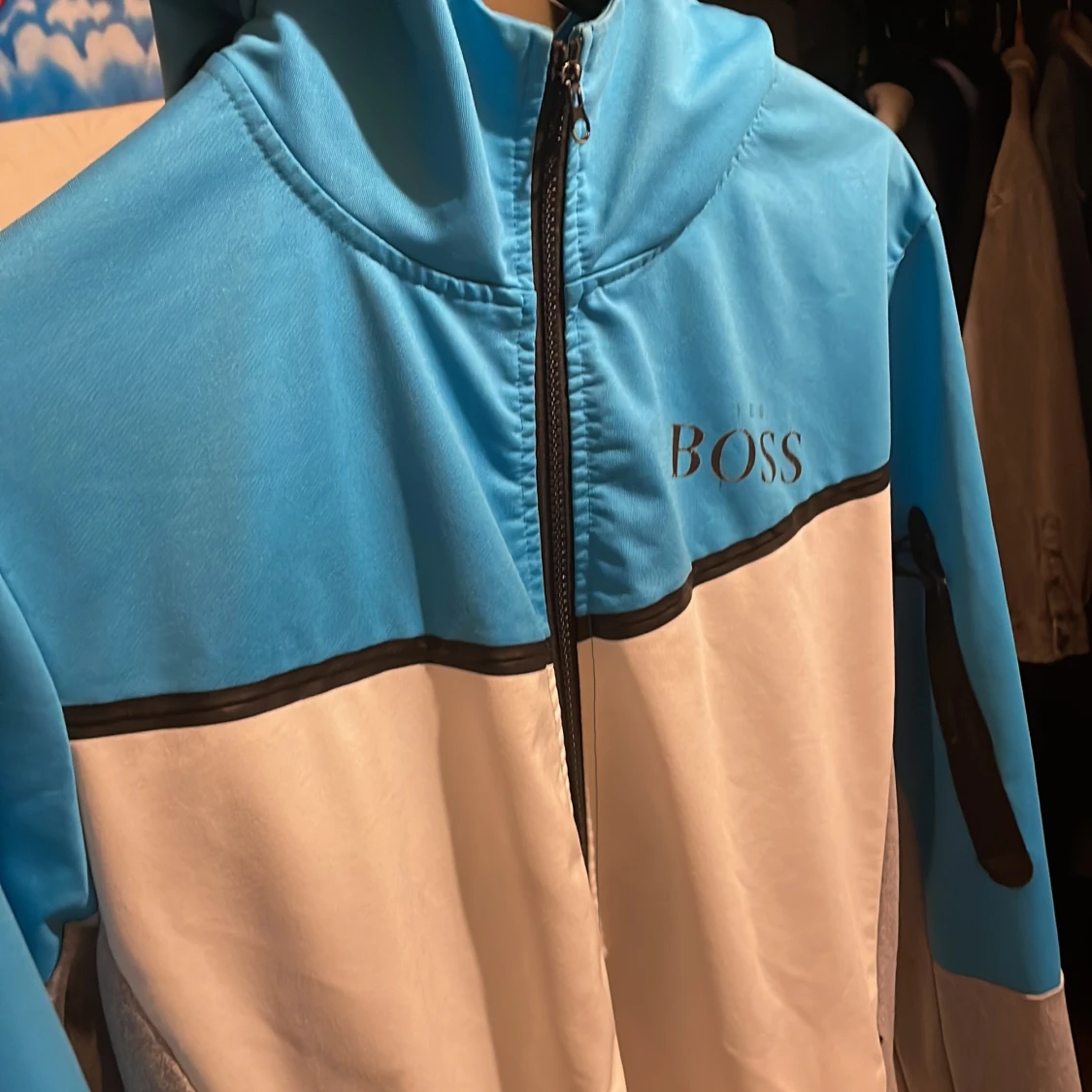 Blå och vit jacka från Boss - 2