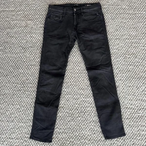 REPLAY ANBASS JEANS  - Replay anbass jeans - Slim fit passform - Storlek W33/L32 - Nypris runt 1800kr -  Deluxecloset