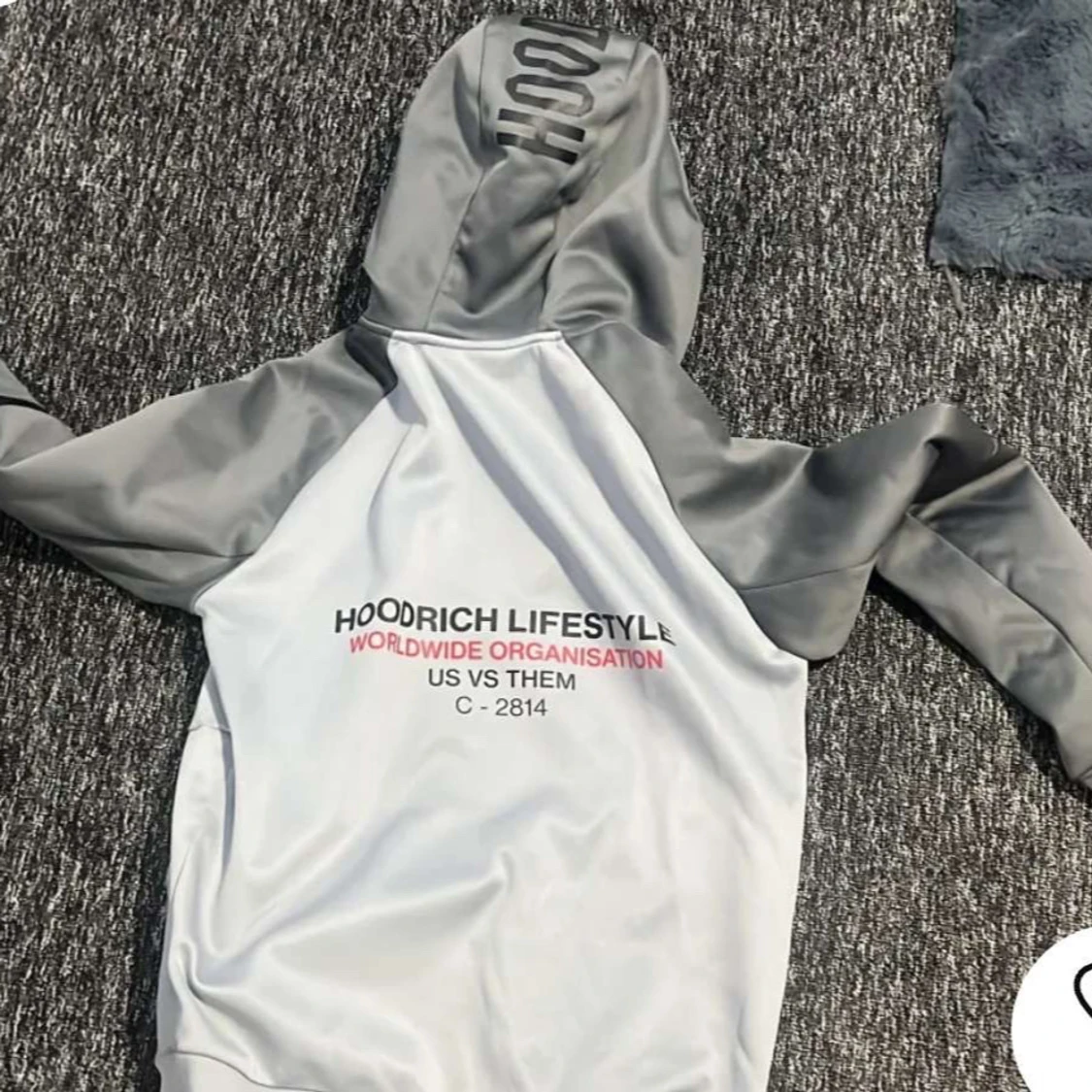 Grå och vit hoodie från Hoodrich - 1