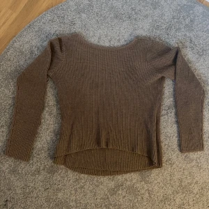 Brun stickad omlott-tröja - Supper fin tröja som tyvärr inte kommit till någon användning, den har ingen tagg så vet ej vart den är ifrån, men den har en jätte fin öppen rygg som kan stylas både med ett par snygga kostym byxor men också användas som ett vardagligt plag. Kan också användas som en uringad tröja samt en vringad.😊 Pris kan gärna diskuteras💗 Köparen står för frakten⚠️⚠️