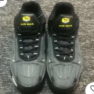 Svarta Nike Air Max - Snygga svarta Nike Air Max med klassisk design och tydlig logga. Skorna har snörning och en robust sula för extra komfort. Perfekta för en stilren look.