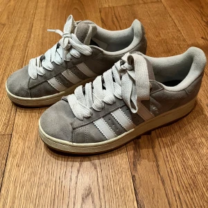 Grå sneakers från Adidas - Säljer mina gråa adidas campus för det tyvärr inte kommer till användning. Bara använt ca fem gånger. 