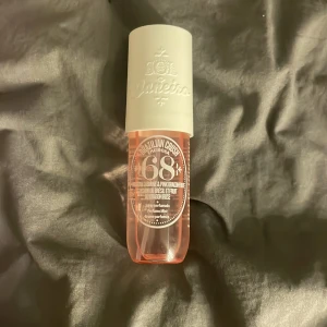 Parfymmist från Sol de Janeiro - Säljer en sol de Janeiro i nmr 68, det är en exotisk doft med drag av Jasmin och drakfrukt. Använd max 5 ggr