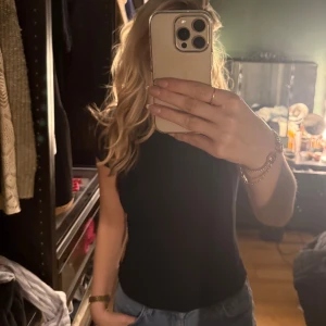 Svart topp - Fin svart t-shirt med öppen rygg från Gina Tricot💕 Den är i väldigt bra skick då den knappt har kommit till användning 💕