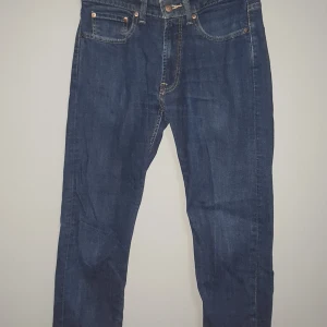Blå jeans från Dressmann - Snygga blå jeans från Dressmann med regular fit. Klassisk design med fem fickor och knappgylf. Perfekta för en avslappnad stil.