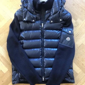 Mörkblå moncler cardigan - Mörkblå moncler cardigan till salu! Pris går att diskuteras. Storlek M men passar även S