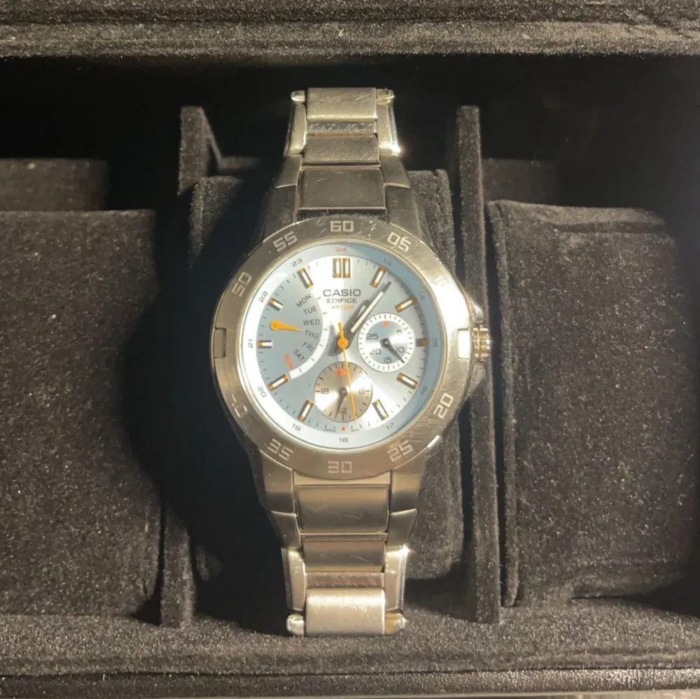Snygg Casio Edifice herrklocka med en stilren design. Klockan har en ljusblå urtavla med silverdetaljer och en robust boett i rostfritt stål. Armbandet är också i silverfärgat stål och har en säker låsning. Perfekt för den som vill ha en kombination av funktion och stil.. Asusteet.