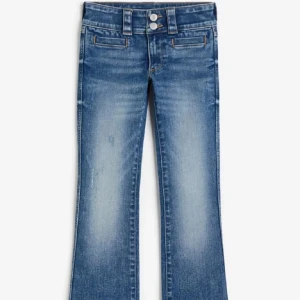 Lågmidjade jeans - Ett par söta lågmidjade jeans från HM, kontakta mig för frågor 🤍