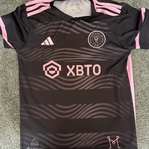 Messi tröja  - Fotbolls tröja i bra skick köpt i Turkiet 