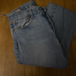 Blå jeans från Levi's - Säljer ett par klassiska blå Levi's jeans. De har en straight passform och är tillverkade i slitstarkt denim. Perfekta för en avslappnad stil. (1 söm är av) W31 L 34