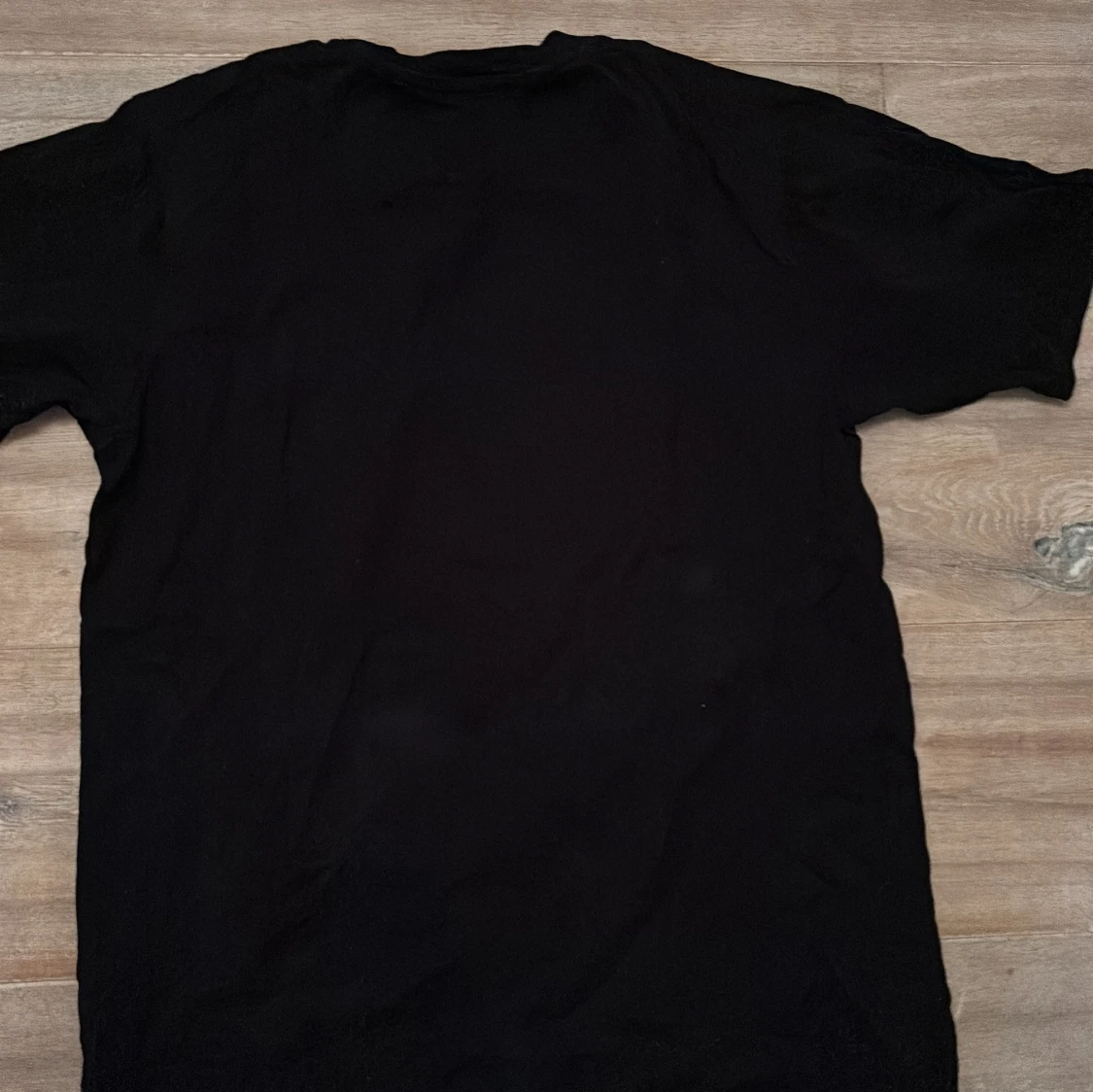 Svart t-shirt med glittrig design - 2