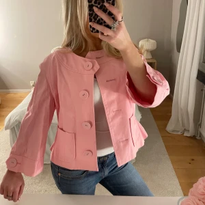 Rosa Trekvartsärmad Jacka - Så fin rosa jacka med trekvartsärm💕🫶🏼