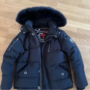 Moose knuckles - Vinterjacka, svart. Storlek M! Tyvärr så har ena märket lossnat på jackan. Därav priset. 