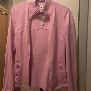 Define jacket från Lululemon - Define jacket från Lululemon, storlek 4. Köpt på Lulelemons hemsida. Säljer då den är för liten, använd max 5 gånger och inga tecken på användning. Kan skicka med kvitto som äkthetsbevis.