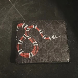 Svart gucci plånbok - Snygg svart plånbok från Gucci 