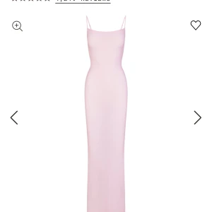 Ljusrosa långklänning från Skims - Ljusrosa  långklänning med smala axelband från SKIMS, formar kroppen superfint och perfekt rosa färg. Storlek XS men stretchig och passar både mindre och större storlekar! Endast använd vid ett tillfälle så i fint skick 🩷Slutsåld (nypris 1100kr)