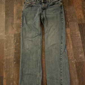 Blå, straighta, lågmidjade jeans från Weekday - Ett par blå jeans från Weekday. Dessa jeans har en straight passform och är lågmidjade. Köpte dom 2022 tror jag. Använt dom ganska mycket men fint skick. Om du vill frågor eller vill ha fler bilder kontakta mig🩷 