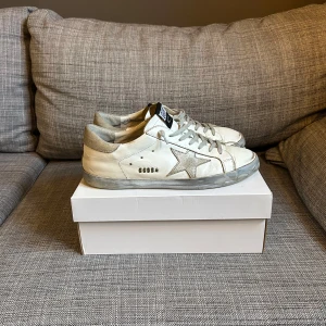 Golden Goose | 42 - Golden goose | Storlek: 42 | Färg: Silver/Grå | Passar både 42 och 43! | Helt okej skick, limmade på undersidan så inget som märks vid användning Hör av dig vid fundering!