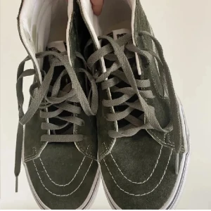 Gröna sneakers från Vans - Snygga gröna sneakers från Vans som jag köpte hör på Plick! Har använt skorna en gång och kände inte att de passade mig, bilderna är från köparen som jag köpte av så hör av er om ni vill ha fler bilder!❤️