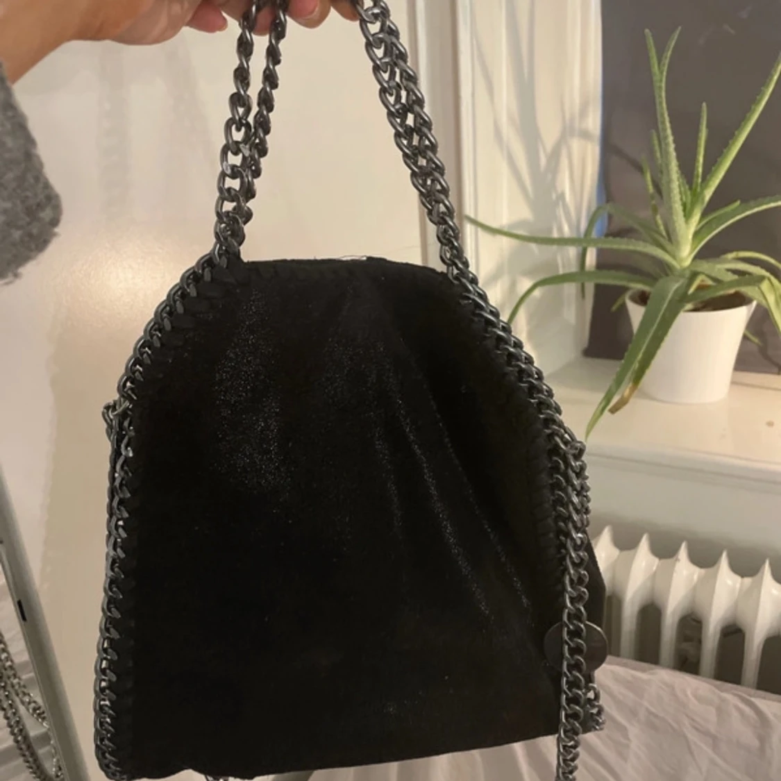 Svart axelväska med kedjedetaljer - 1