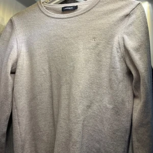 J Lindberg tröja - Jäkligt fet beige tröja som passar till allt. Väldigt bra skick.