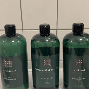 The Ritual of Jing hår- och kroppsvård - Set med balsam, schampo & duschgel samt handtvål från The Ritual of Jing-serien. Produkterna kommer i eleganta gröna flaskor och erbjuder en avkopplande doftupplevelse med helig lotus.