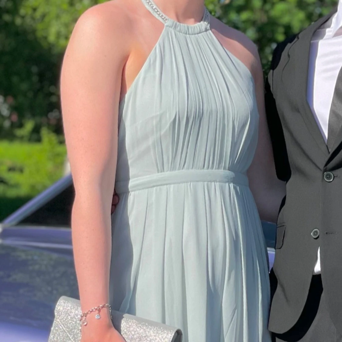 Ljusblå balklänning med pärldetaljer