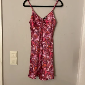 Färgglad klänning från BikBok - Säljer en färgglad klänning från BikBok i storlek XS! 🌸