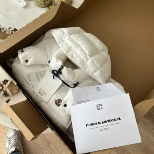 Moncler väst vit  - Vit Moncler väst köpt på NK Stockholm för 11999 och nu säljs den pågrund av nya köp. Finns att hämta i Stockholm city annars frakt! 