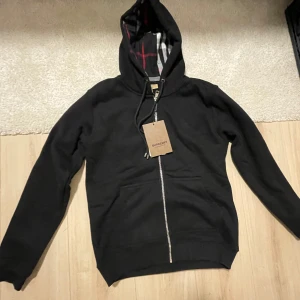 Burberry zip - Helt ny skick