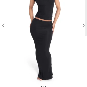 Svart set från Body by raven - Elegant svart sett med tight passform. Settet är ärmlös och har en stilren design som framhäver figuren. Perfekt för en kväll ute eller en speciell tillställning. Helt oanvänd!! Strl Xxs