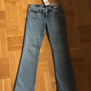 Blå bootcut jeans från LTB - Säljer mina blå bootcut jeans från LTB, modell Valerie. Dom är helt nya och har lappen kvar säljer dom då dom var för korta. !!(Har sprättat upp dom där nere, vissas inte på bild)!! 