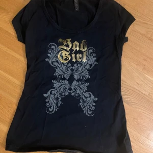 Svart t-shirt Y2K - Snygg svart T-shirt i storlek M med en lätt urringning. Den har ett litet hål vid bokstäverna men det syns verkligen inte tydligt!💕