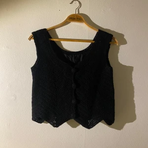 Svart stickad väst - Svart stickad väst med knappar framtill. Handgjord. 
