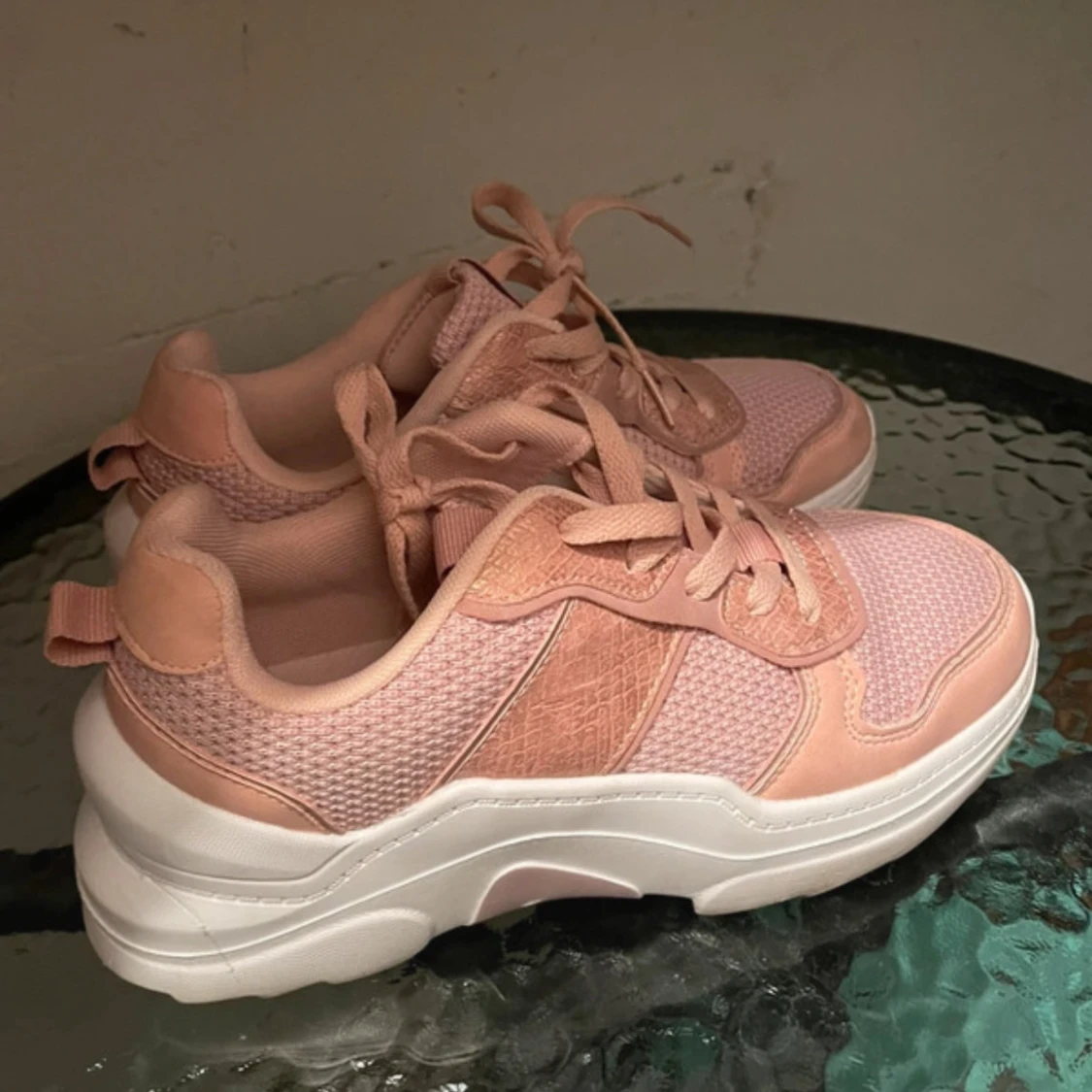 Rosa sneakers med vit sula
