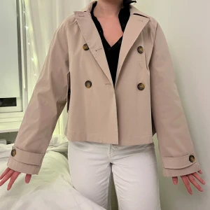 Beige kappa med knappar - Den perfekta trenchen!! I nyskick😍😍